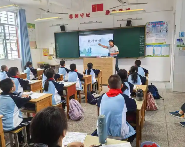 赤色血脉校园把山顶的革命留念亭转化为可感可触的德育讲堂 赤色血脉校园把山顶的革命留念亭转化为可感可触的德育讲堂