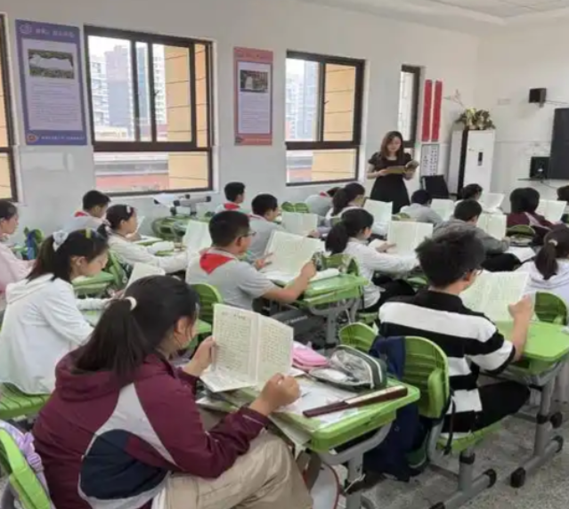 语文课堂往往将文学教育变为简略而僵化的常识等有用言语训练 语文课堂往往将文学教育变为简略而僵化的常识等有用言语训练