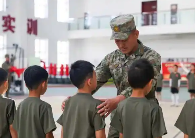 孩子们走进兵营沉溺式体会军旅日子淬炼