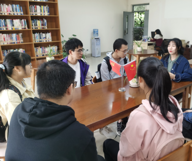 秉承大学的实践嵌入式培育理念为学生供给紧贴工作实践的学习时机