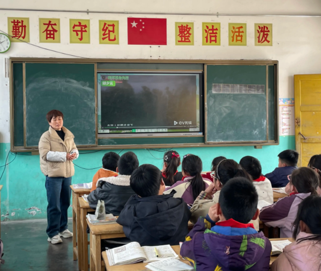 这组多轮对话发生在一所牧区村庄小学的科学教育讲堂上